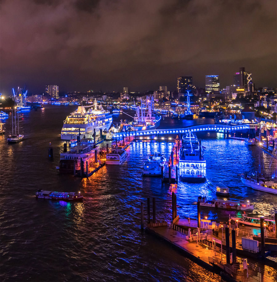 Royal blue and The Queen: the Blue Port Hamburg Light-up - Hamburg Cruise  Days